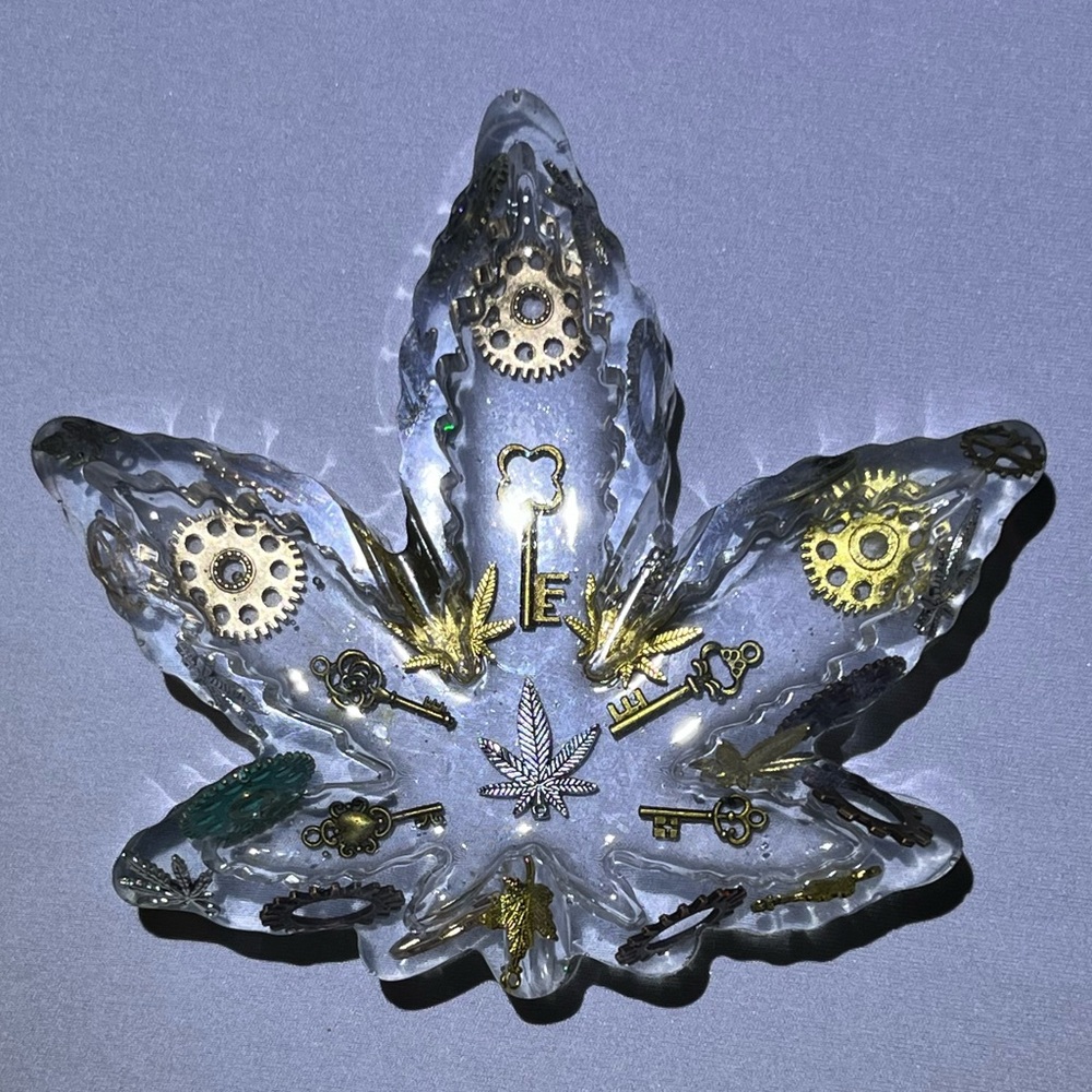 Elegant Gold and Silver Leaf-Shaped Resin Art by [Brand]